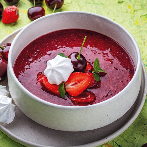 Kirsch-Erdbeer-Suppe mit Mini-Baisers